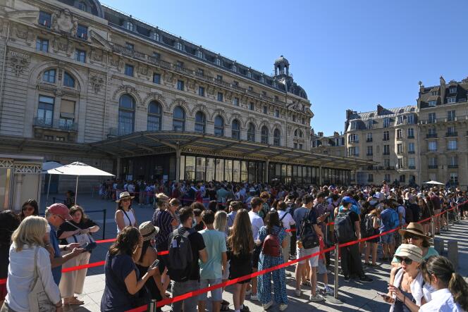 Tourists line up outside the D'Orsay museum in Paris on August 9, 2022.