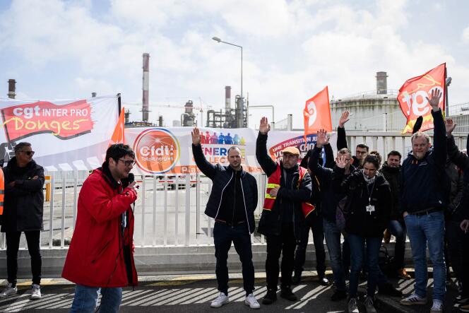 Los trabajadores de TotalEnergies votan para continuar su huelga después de que tres de ellos recibieran un aviso de requisición, en la refinería de Donges, el 24 de marzo de 2023.