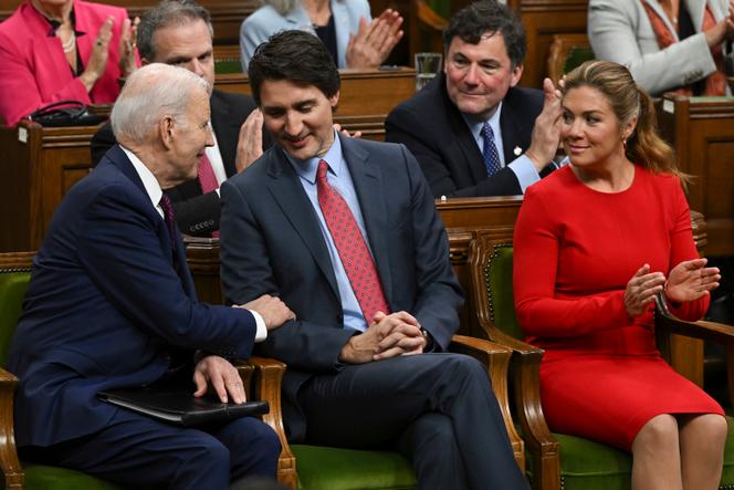 Joe Biden, Justin Trudeau et son épouse Sophie Grégoire-Trudeau, au Parlement canadien, à Ottawa, le 24 mars 2023.