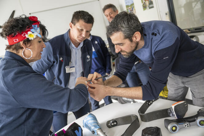 Elur Alberdi, campeón de para remo, Charles Delval, su entrenador, y Christophe Debard, ingeniero, realizando mediciones de humo en el Protospace de Airbus, el 17 de marzo de 2023, en Blagnac (Alto Garona).