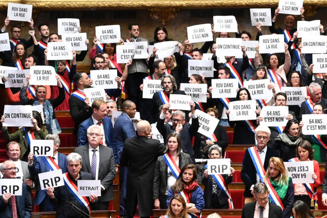 Des députés de la Nupes brandissent des pancartes en faveur du RIP, à l’Assemblée nationale, le 20 mars 2023. 