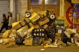 A Paris, Bisk transforme des tas monstres de poubelles en poubelles monstres
