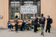 Des élèves de l’Ecole nationale supérieure Louis-Lumière devant leur établissement, à Saint-Denis (Seine-Saint-Denis), le 22 mars 2023.