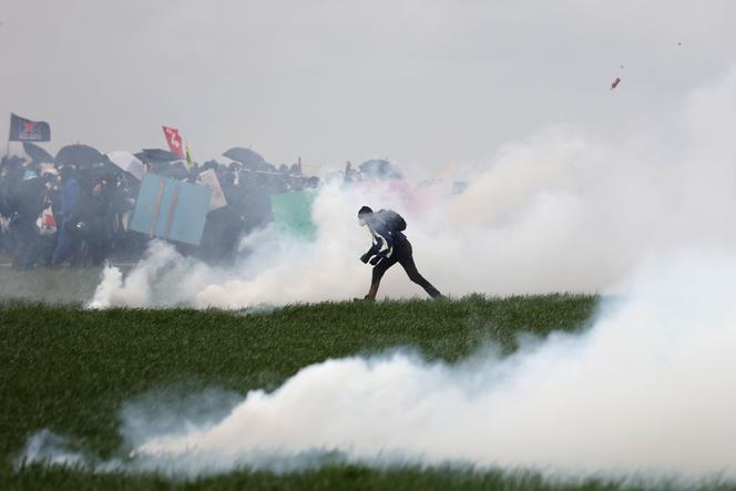 Enfrentamientos entre manifestantes y gendarmes durante una manifestación contra megacuencas en Sainte-Soline (Deux-Sèvres), 25 de marzo de 2023.