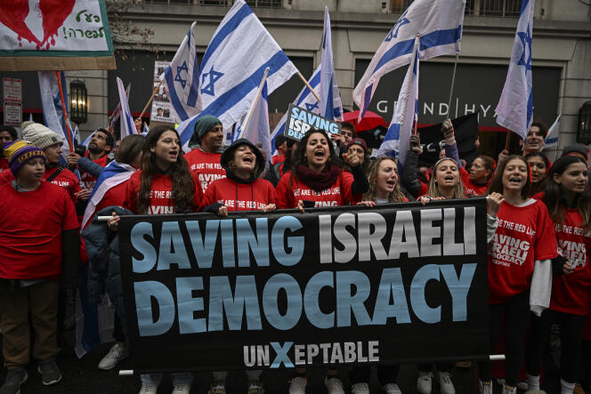 Des juifs américains manifestent contre la venue du ministre israélien des finances, Bezalel Smotrich, suprémaciste juif, à Washington, le 12 mars 2023. 