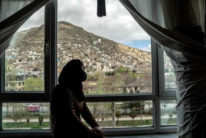 Tarawat, una niña afgana de 17 años, en su casa en Kabul el 25 de marzo de 2023. El año escolar ha comenzado, pero la escuela secundaria ha permanecido cerrada para las niñas por segundo año. 