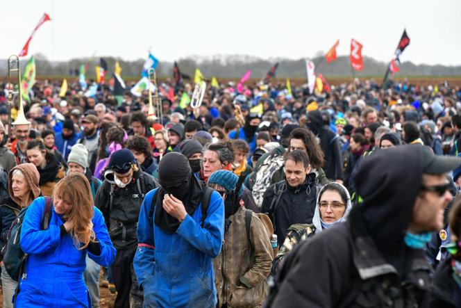Entre 6 000, selon la police, et 30 000 personnes, selon les organisateurs, ont manifesté contre le projet de mégabassine à Sainte-Soline le 25 mars 2023.