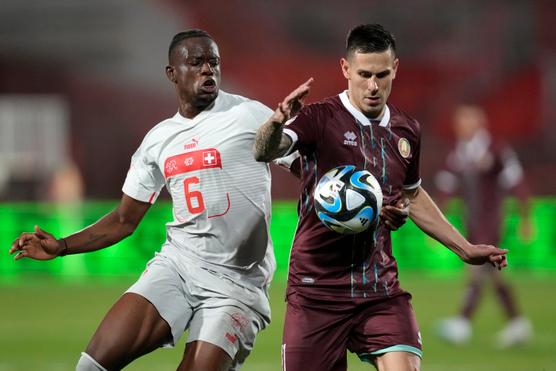 El suizo Denis Zakaria se enfrenta al bielorruso Vladimir Khvaschinski, el sábado 25 de marzo en Novi Sad (Serbia).