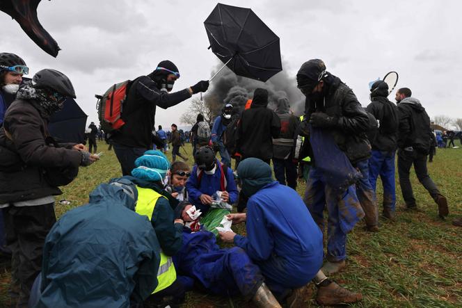 一名受伤的抗议者在集体 Bassines non merci、环境运动 Les Uprisings of the Earth 和 Confédération paysanne 召集的示威活动中接受治疗，以抗议在 Sainte-Soline（Deux-Sèvres）建造新的灌溉农业水库)，2023 年 3 月 25 日。