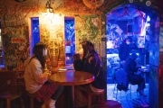 Des clients dans un bar alternatif à Shanghaï, en Chine, le 5 mars 2023.
