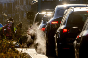 Des voitures émettent des gaz d’échappement alors que des enfants se rendent à l’école à Francfort, en Allemagne, le lundi 27 février 2023.
