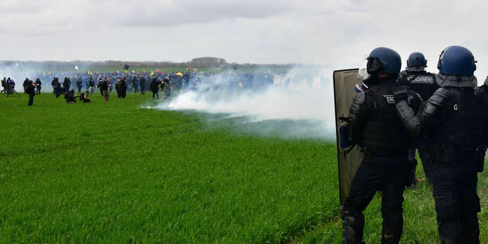 Des gendarmes s’opposent à des manifestants à Sainte-Soline, dans les Deux-Sèvres, réunis contre un projet de mégabassine.