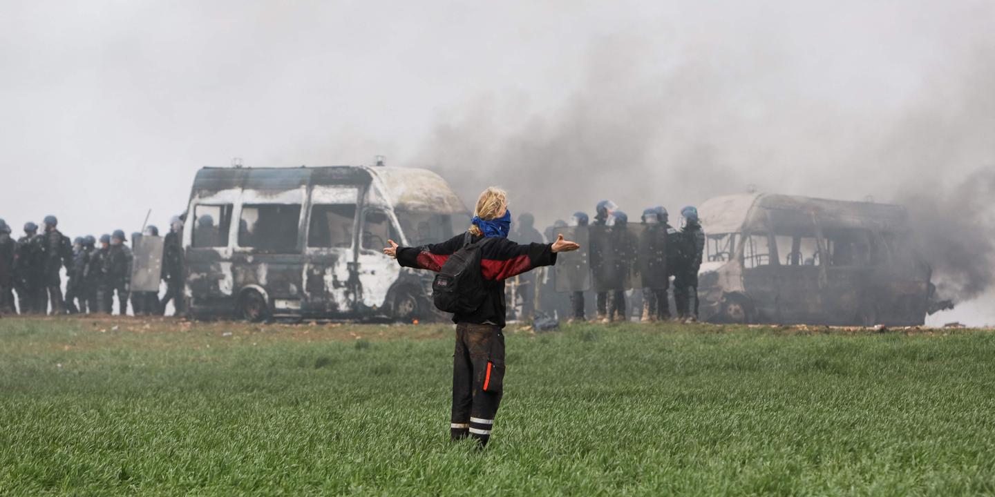 en Sainte-Soline, 31 heridos incluidos 24 gendarmes según Gérald Darmanin;  organizadores cuentan «no menos de 200» manifestantes heridos