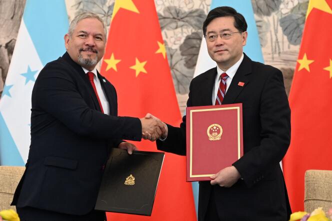Les ministres des affaires étrangères du Honduras et de la Chine, Eduardo Enrique Reina (à gauche) et Qin Gang, se serrent la main après l’établissement des relations diplomatiques entre les deux pays, lors d’une cérémonie à Pékin, le 26 mars 2023.