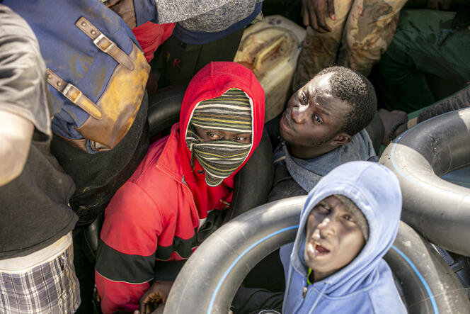 Migrantes ilegales durante una operación realizada por la guardia nacional tunecina frente a la ciudad de Sfax, en el centro-este de Túnez, el 28 de octubre de 2022.