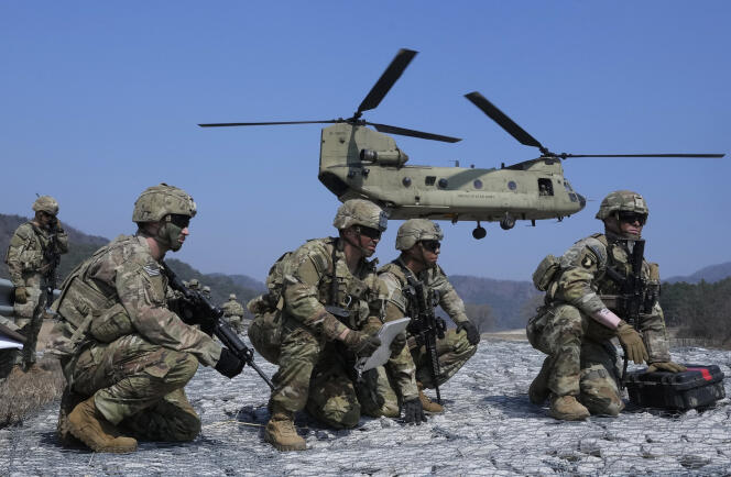 Soldati statunitensi si preparano a salire a bordo di un elicottero CH-47 Chinook, domenica 19 marzo 2023 a Bucheon, Corea del Sud. 
