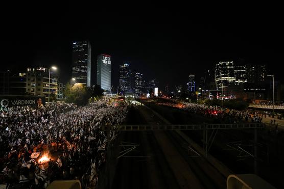 Los manifestantes bloquean una carretera en el centro de Tel Aviv, el domingo 26 de marzo de 2023.