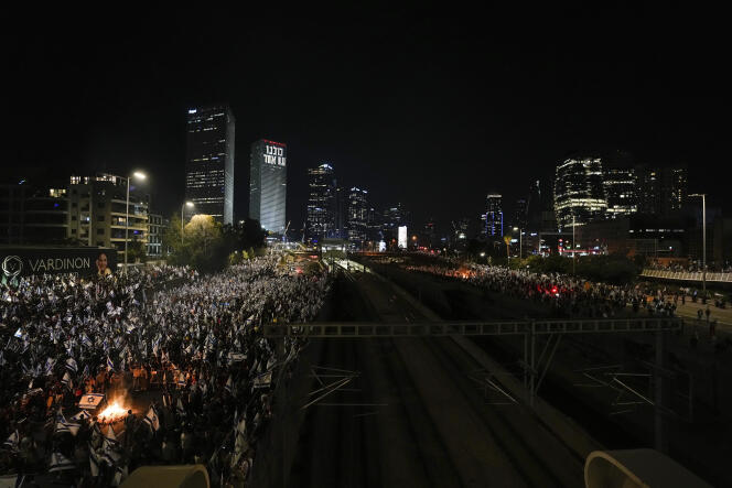 Los manifestantes bloquean una carretera en el centro de Tel Aviv, el domingo 26 de marzo de 2023.