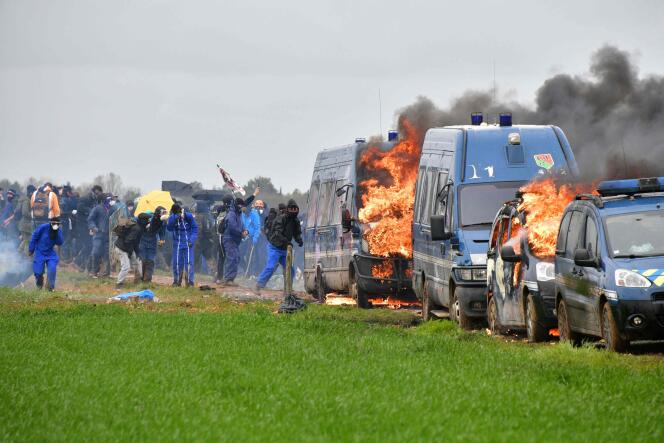 Des véhicules de gendarmerie en feu lors de la manifestation contre le projet de mégabassine à Sainte-Soline, le 25 mars 2023.