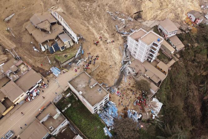 Vista aérea de edificios destruidos y enterrados después de un deslizamiento de tierra en Alausi, Ecuador, 27 de marzo de 2023.