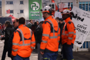 Des employés bloquent l’entrée de l’usine d’incinération d’Ivry-sur-Seine (Val-de-Marne), le 17 mars 2023.