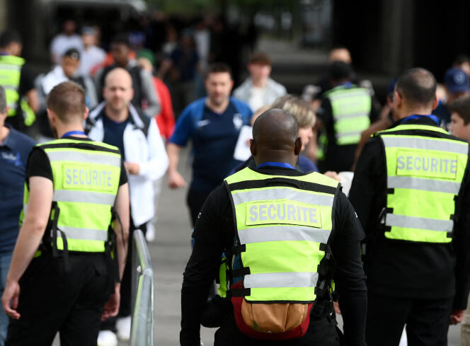 Security agents at the Stade de France, in Saint-Denis (Seine-Saint-Denis), on June 3, 2022. Paris 2024 must ensure that there will be 22,000 private security agents present on the sites at the height of the Games. 