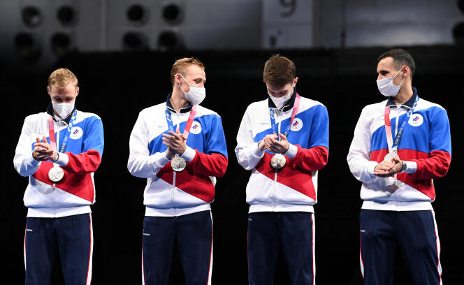 Esgrimidores de florete rusos, medallistas de plata en los Juegos Olímpicos de Tokio 2020, en Chiba (Japón), 1 de agosto de 2021.