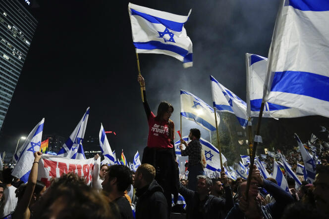 Des manifestants, opposés au plan de réforme judiciaire du premier ministre, bloquent une autoroute à Tel-Aviv, en Israël, le 26 mars 2023, après le limogeage du ministre de la défense, Yoav Gallant, par Benyamin Nétanyahou.