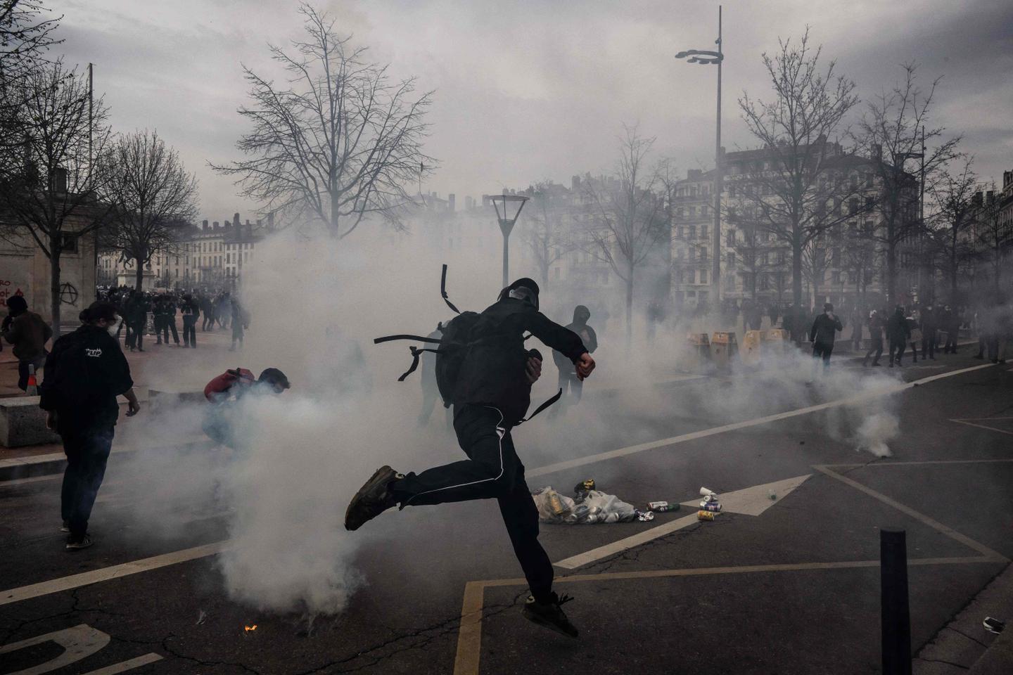 Las ambigüedades de la ultraderecha, entre acciones violentas contra «izquierdistas» y apoyo al movimiento