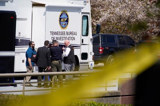 La policía se reúne cerca de The Covenant School, una escuela cristiana privada en Nashville, Tennessee, luego de un tiroteo mortal el lunes 27 de marzo de 2023.