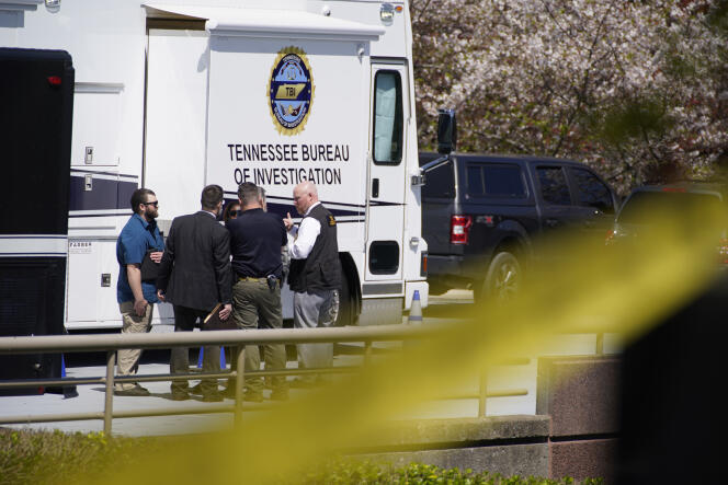 La policía se reúne cerca de The Covenant School, una escuela cristiana privada en Nashville, Tennessee, luego de un tiroteo mortal el lunes 27 de marzo de 2023. 
