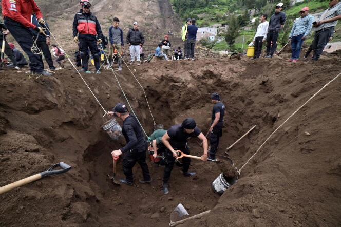 Miembros del equipo de rescate y residentes en acción luego de un deslizamiento de tierra en Alausi, Ecuador, el 27 de marzo de 2023.
