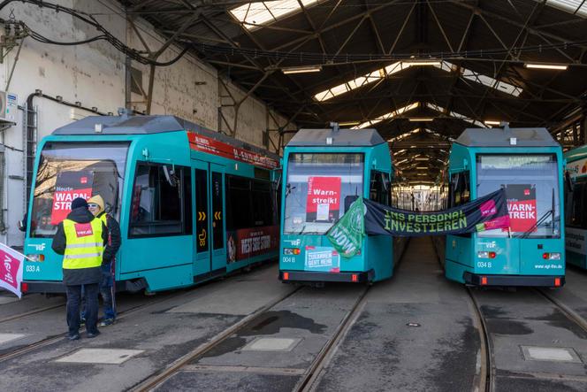 Des salariés des transports publics en grève à Francfort, en Allemagne, le 27 mars 2023. 