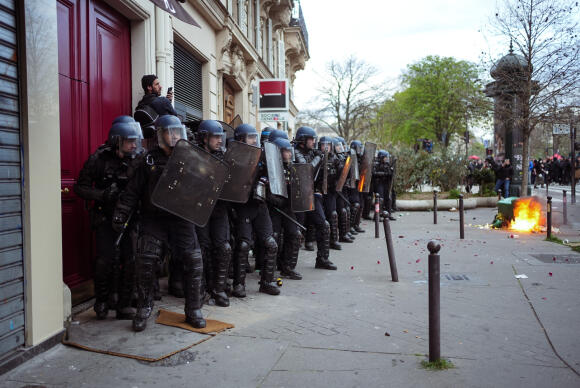 Des forces de l’ordre coincés à l’intérieur d’un bâtiment à Paris. Les gendarmes se sont déployés pour les protéger.