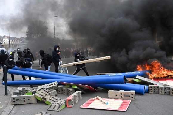 Des manifestants font une barricade en marge d’une manifestation à Nantes, dans l’ouest de la France, le 28 mars 2023.
