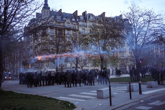 Des feux d’artifice lancés sur les forces de l’ordre place de la Nation à Paris, le 28 mars 2023.