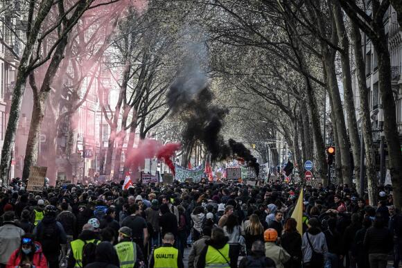 Des manifestants défilent à Lyon, le 28 mars 2023.