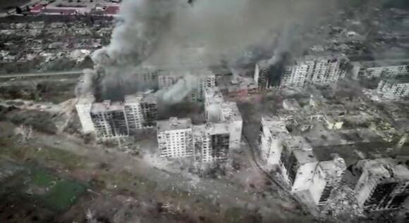 Image de Bakhmout montrant les dégâts des combats. L’image est tirée d’une vidéo diffusée sur les réseaux sociaux le 26 mars 2023 par la 93e brigade mécanisée ukrainienne.