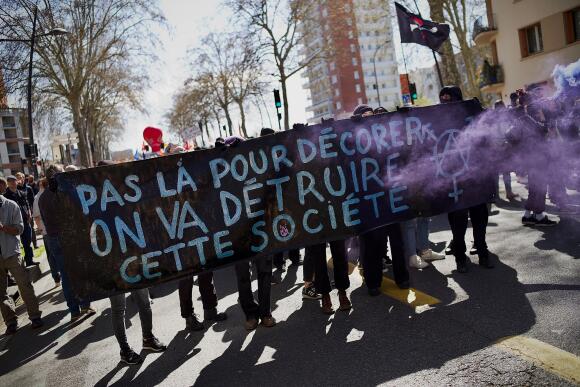 Un groupe blacks blocks , en-tête de cortège devant l’intersyndicale à Toulouse, le 28 mars 2023.