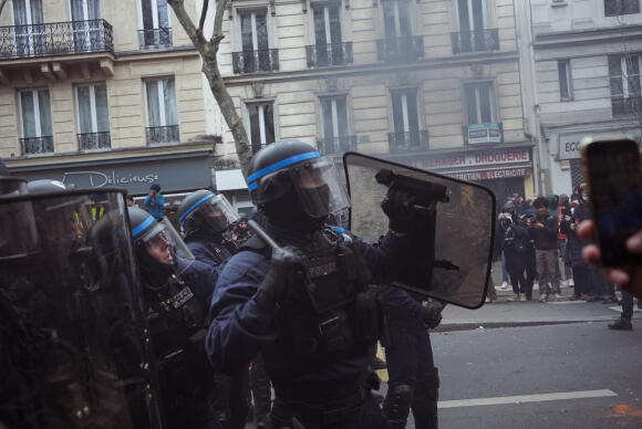 Les forces de l’ordre interviennent après des départs de feux boulevard voltaire. Paris, le 28 mars 2023.