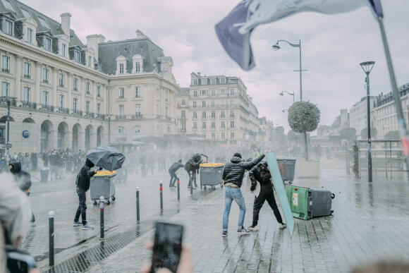 Scènes de violence à Rennes, plus tôt en marge du cortège de la manifestation du 28 mars 2023.