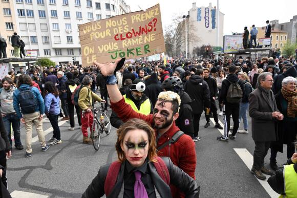 Un manifestant à Lyon, le 28 mars 2023.