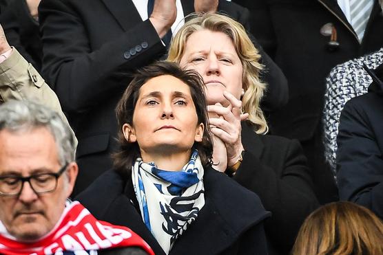 La ministra de Deportes de Francia, Amélie Oudéa-Castéra, y, al fondo, la presidenta del Comité Olímpico Nacional francés, Brigitte Henriques, en el Stade de France, en Saint-Denis, el 18 de marzo de 2023.