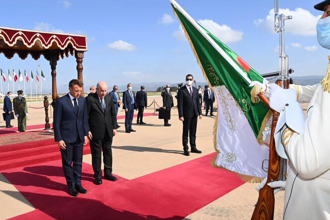 El presidente argelino Abdelmadjid Tebboune (derecha) y Emmanuel Macron en el Aeropuerto Internacional Houari-Boumediene en Argel durante la visita oficial del presidente francés a Argelia, el 27 de agosto de 2022. 