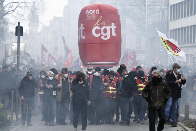 Procesión de la CGT en bombas de humo, durante una manifestación contra la reforma de las pensiones, en Lille, Francia, el 23 de marzo de 2023.