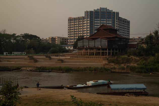 Una vista de la ciudad de Shwe Kokko en el río Thaung Yin en la frontera entre Tailandia y Myanmar el 1 de marzo de 2023.