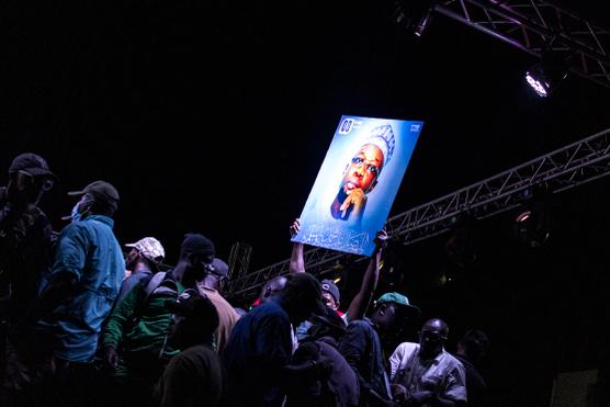 Un retrato de Ousmane Sonko durante una reunión de la oposición en Dakar el 14 de marzo de 2023.