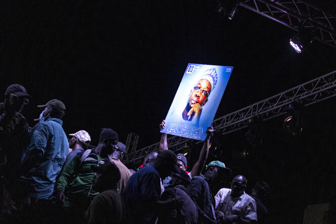 Un portrait d’Ousmane Sonko brandi lors d’une réunion de l’opposition, à Dakar, le 14 mars 2023.