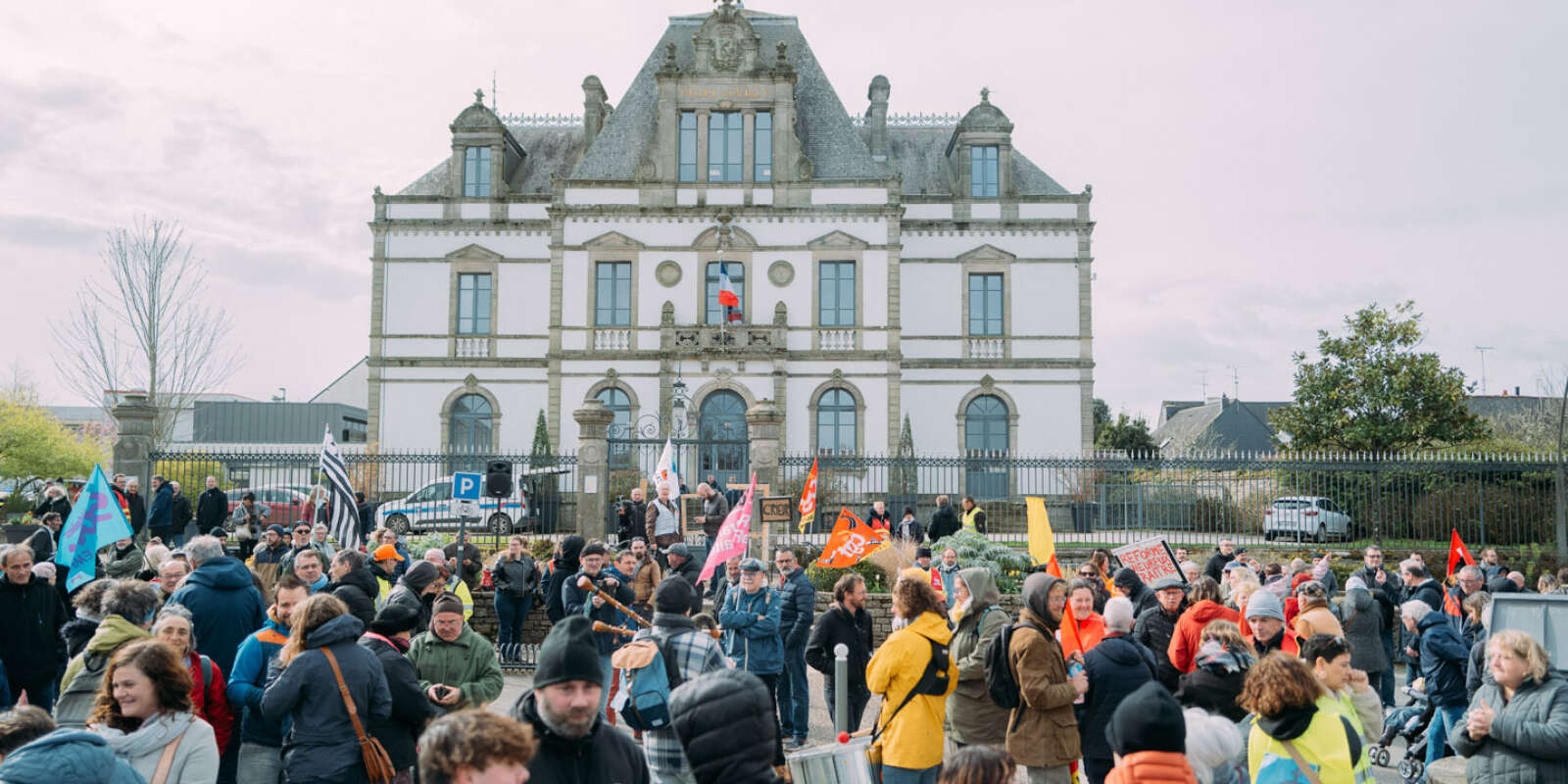Devant la mairie de Ploërmel (Morbihan), le 28 mars 2023.