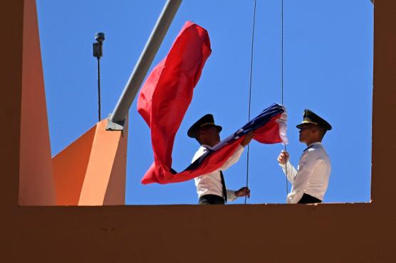 Personal de la infantería de marina taiwanesa baja la bandera nacional taiwanesa desde el techo de la embajada taiwanesa en Tegucigalpa, el 26 de marzo de 2023. China y Honduras establecieron lazos diplomáticos formales el domingo, poco después de que Tegucigalpa dijera que había roto claramente sus lazos con Taipei.
